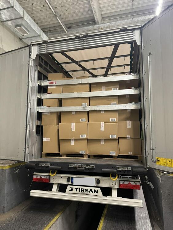 Над 2900 спортни обувки и чехли „ментета“ задържаха на Капитан Андреево 