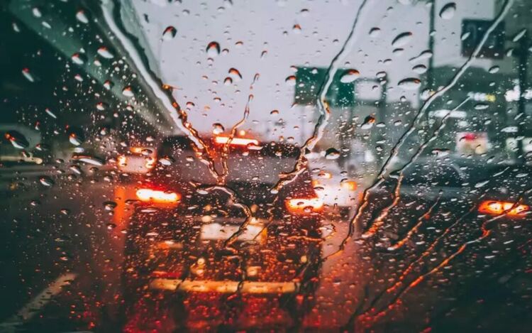 Пътища по гръцките острови бяха наводнени в последните часове.