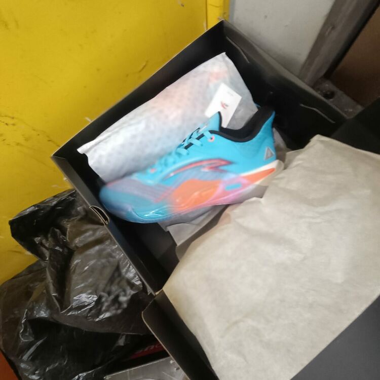 Над 2900 спортни обувки и чехли „ментета“ задържаха на Капитан Андреево 