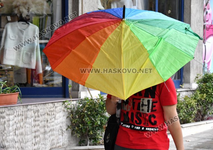 Седмицата започва с облачно и дъждовно време