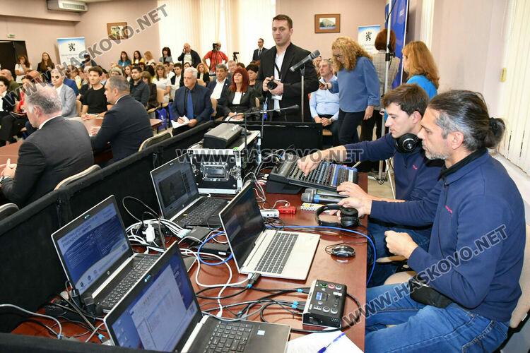 Хората да бъдат внимателни за фалшиви банкноти, призоваха на дискусията за еврото