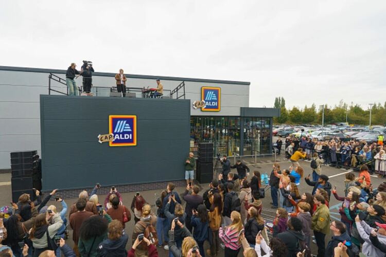 Люис Капалди изпълни новия си хит от покрива на известна хранителна верига