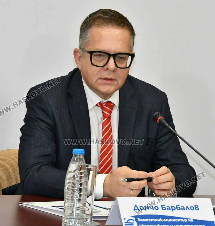 Хората да бъдат внимателни за фалшиви банкноти, призоваха на дискусията за еврото