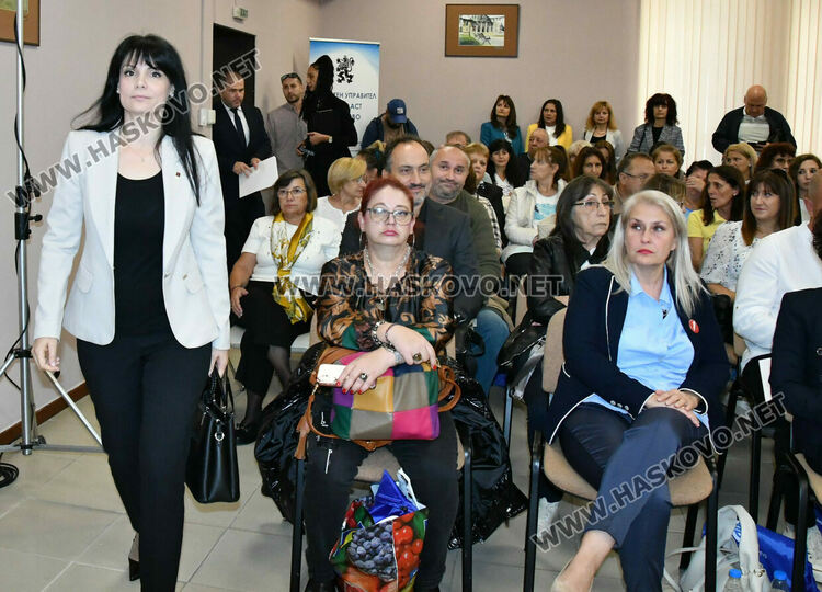 Хората да бъдат внимателни за фалшиви банкноти, призоваха на дискусията за еврото