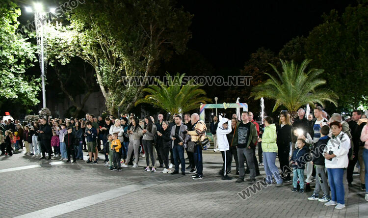 Със светлинно шоу в Хасково приключи информационната кампания за приемането на еврото