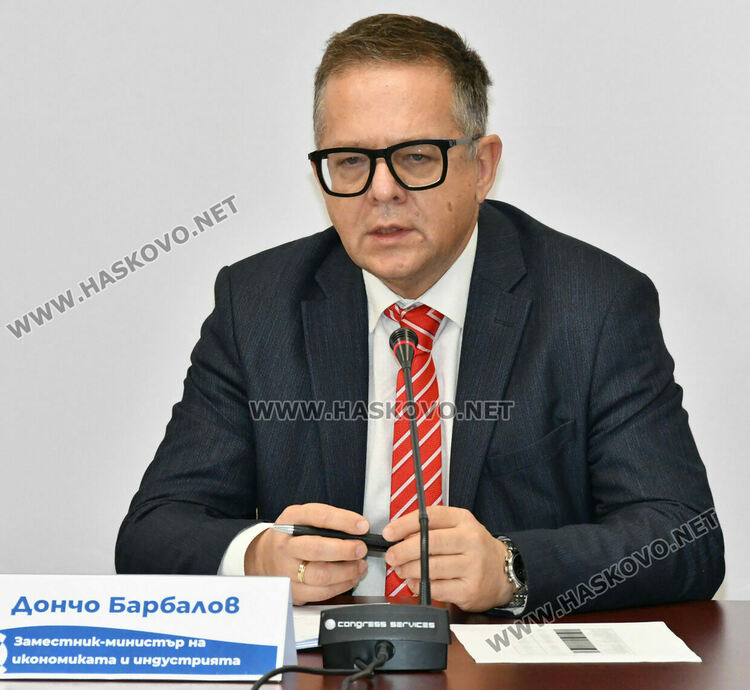 Хората да бъдат внимателни за фалшиви банкноти, призоваха на дискусията за еврото