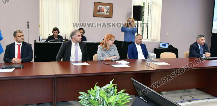 Хората да бъдат внимателни за фалшиви банкноти, призоваха на дискусията за еврото