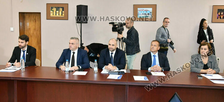 Хората да бъдат внимателни за фалшиви банкноти, призоваха на дискусията за еврото