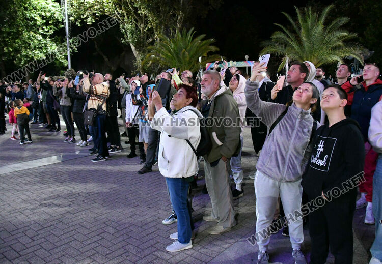 Със светлинно шоу в Хасково приключи информационната кампания за приемането на еврото