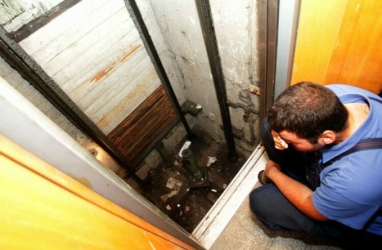 Трима възрастни и две деца претовариха асансьор в Кърджали,вадят ги пожарникари