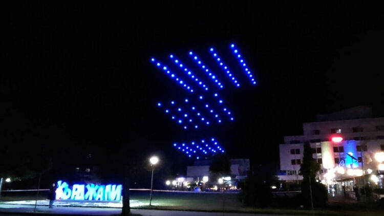 Светлинно шоу с 100 дрона за еврото озари небето над Кърджали 