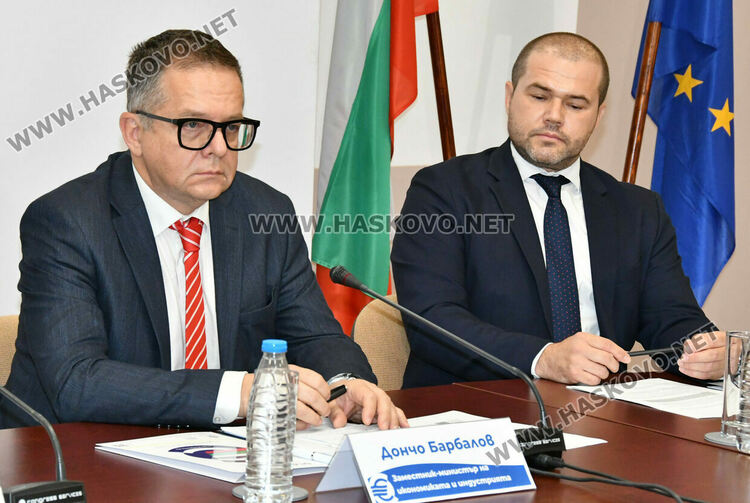 Хората да бъдат внимателни за фалшиви банкноти, призоваха на дискусията за еврото