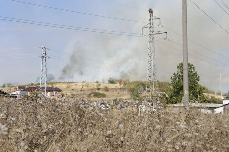 Две къщи и коли са унищожени при пожар в Свиленград