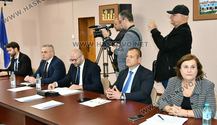 Хората да бъдат внимателни за фалшиви банкноти, призоваха на дискусията за еврото