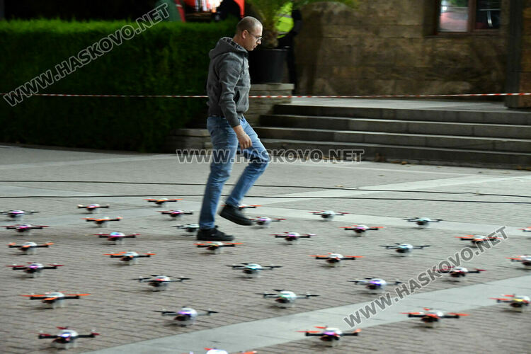 Със светлинно шоу в Хасково приключи информационната кампания за приемането на еврото