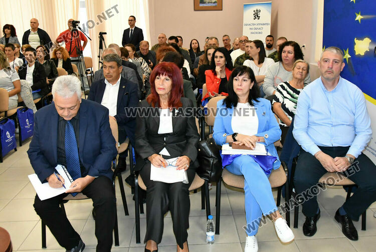 Хората да бъдат внимателни за фалшиви банкноти, призоваха на дискусията за еврото