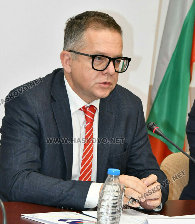 Хората да бъдат внимателни за фалшиви банкноти, призоваха на дискусията за еврото