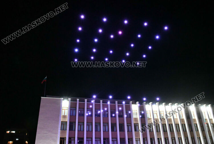 Със светлинно шоу в Хасково приключи информационната кампания за приемането на еврото