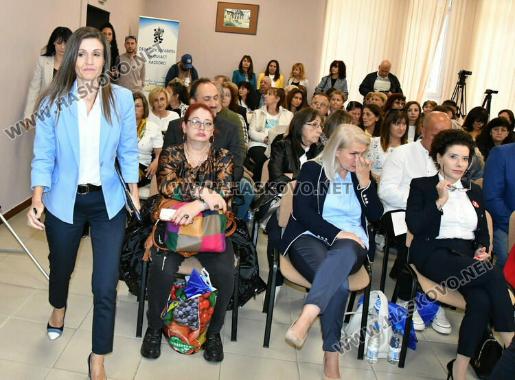 Хората да бъдат внимателни за фалшиви банкноти, призоваха на дискусията за еврото