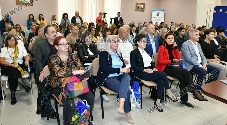 Хората да бъдат внимателни за фалшиви банкноти, призоваха на дискусията за еврото