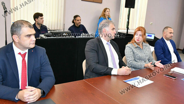 Хората да бъдат внимателни за фалшиви банкноти, призоваха на дискусията за еврото