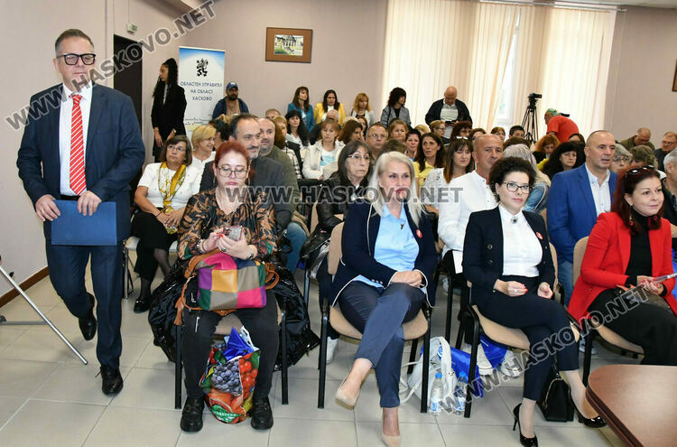 Хората да бъдат внимателни за фалшиви банкноти, призоваха на дискусията за еврото