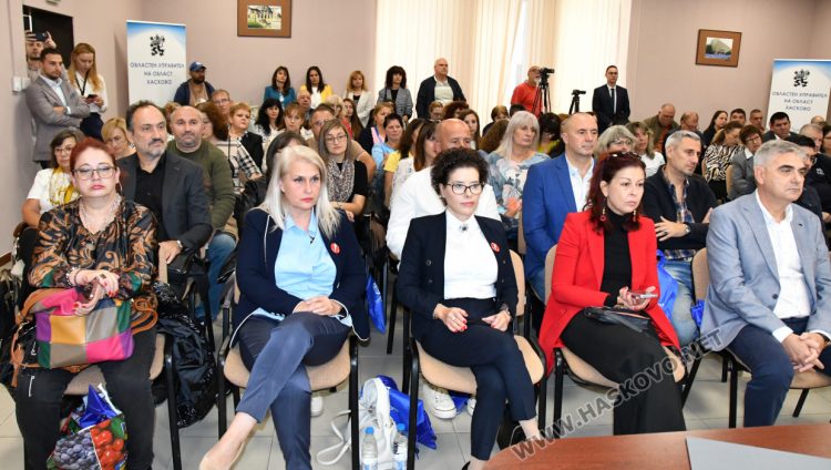 Хората да бъдат внимателни за фалшиви банкноти, призоваха на дискусията за еврото