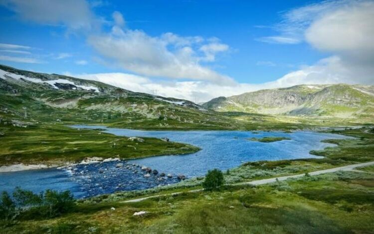 Разкъсана облачност в първия ден на октомври, на места с дъжд