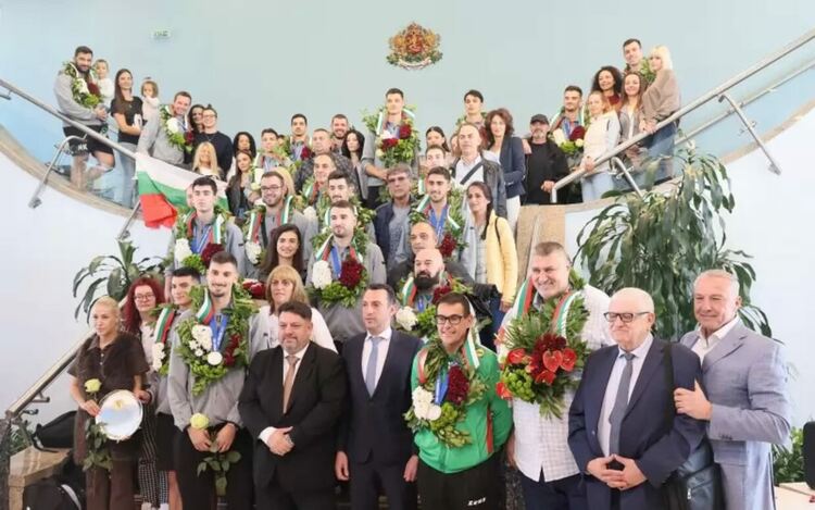 Вицепремиерът Атанас Зафиров се подреди най-отпред за снимката от посрещането на волейболните национали на летище „Васил Левски“ в София. Не стана ясно по каква причина.