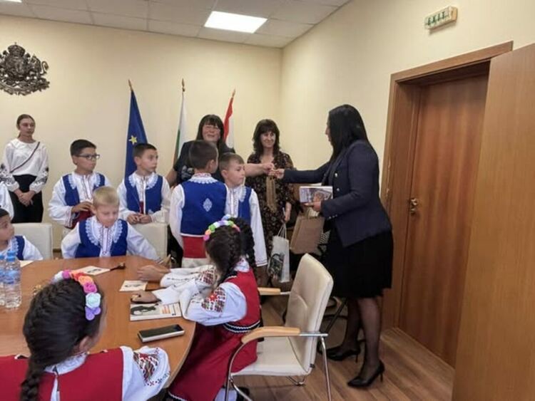 С тържествено шествие бе отбелязан патронният празник на ОУ „Христо Смирненски“