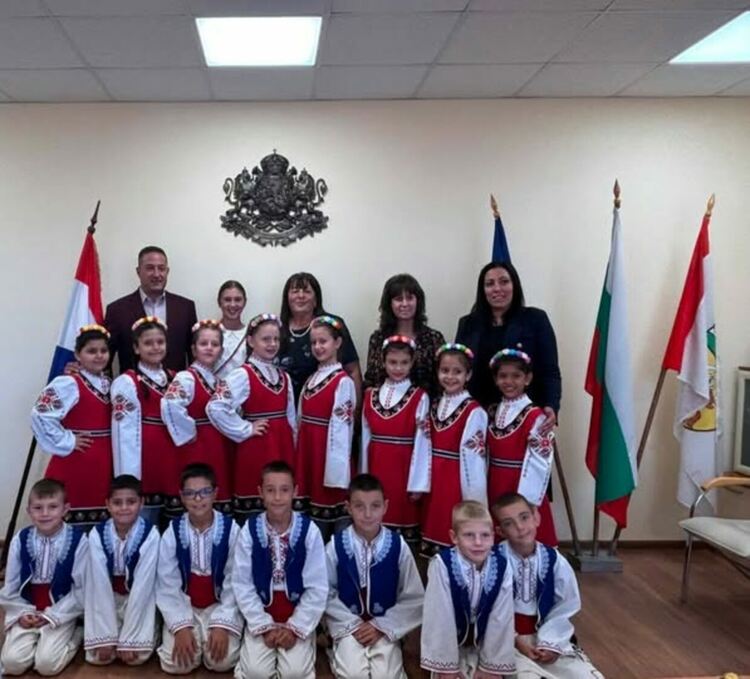 С тържествено шествие бе отбелязан патронният празник на ОУ „Христо Смирненски“