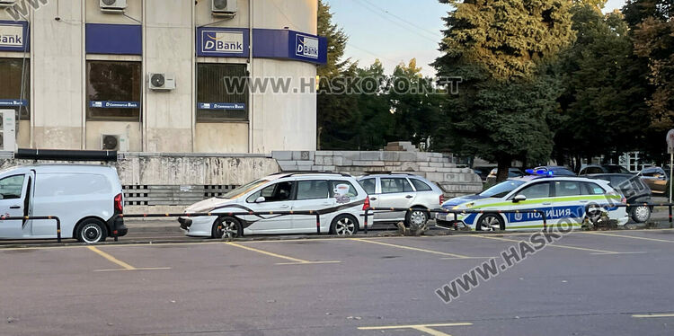 Катастрофа с 3 коли затрудни движението край Бизнес центъра в Хасково