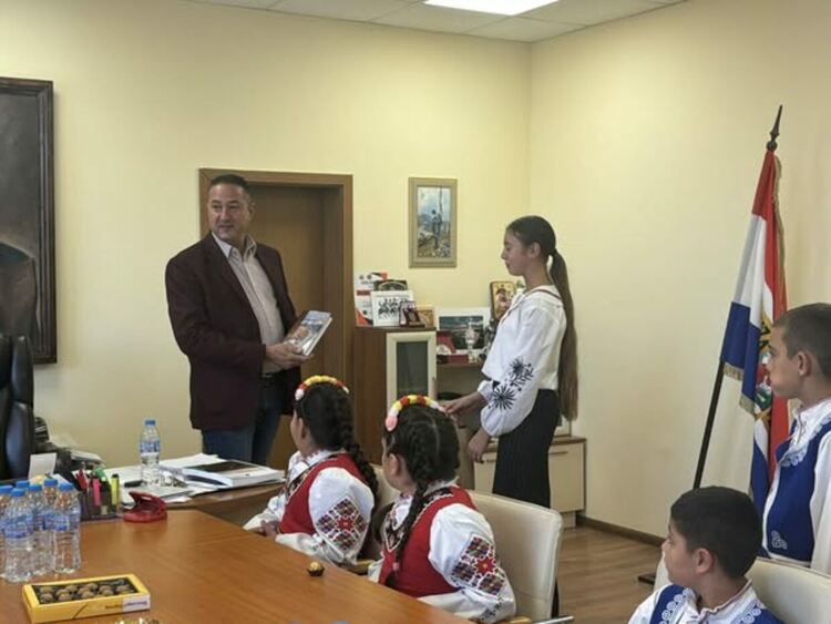 С тържествено шествие бе отбелязан патронният празник на ОУ „Христо Смирненски“