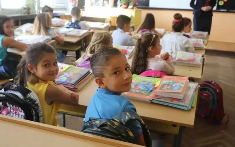 Остават другите две основания за връщане на еднократната помощ - ако детето не постъпи в училище или ако не продължи образованието си през втория срок.