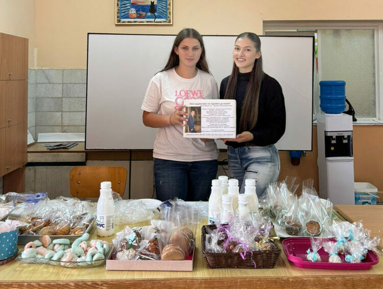 Ученици от Езиковата гимназия събраха 1430 лв. за лечението на Здравко