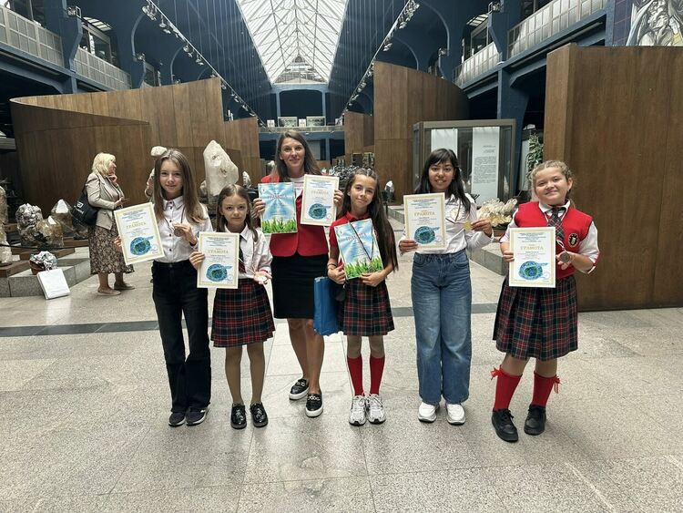 Ученици на "Славейков" от "ИстОрика"и „Палитра“с медали от "Заедно в XXI век" и „Зелена планета“