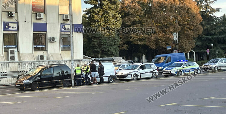 Катастрофа с 3 коли затрудни движението край Бизнес центъра в Хасково