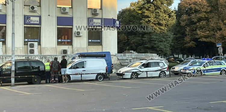 Катастрофа с 3 коли затрудни движението край Бизнес центъра в Хасково