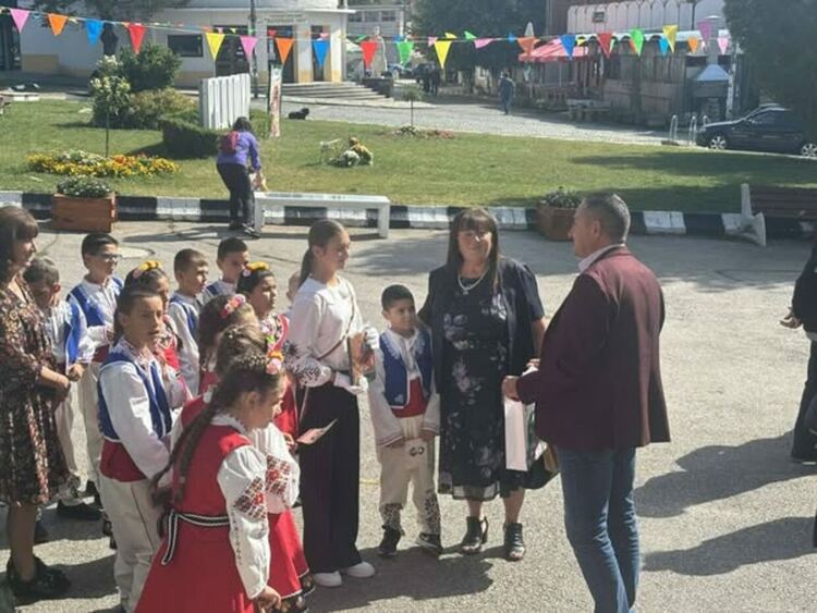 С тържествено шествие бе отбелязан патронният празник на ОУ „Христо Смирненски“