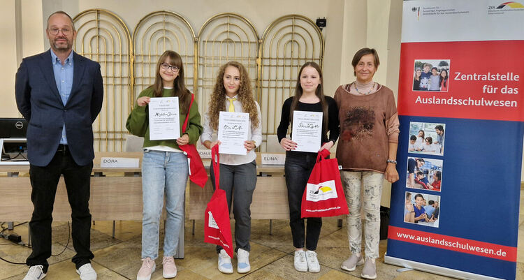 Деветокласничка от Езиковата стана международен първенец на „Балканите четат“