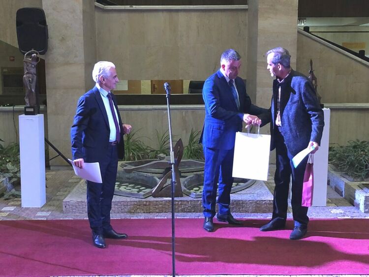 Областният управител Захари Сираков откри изложба със скулптури на Веселин Ламбрев