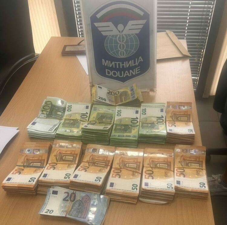 Хванаха недекларирани 101 800 евро на път за Турция 