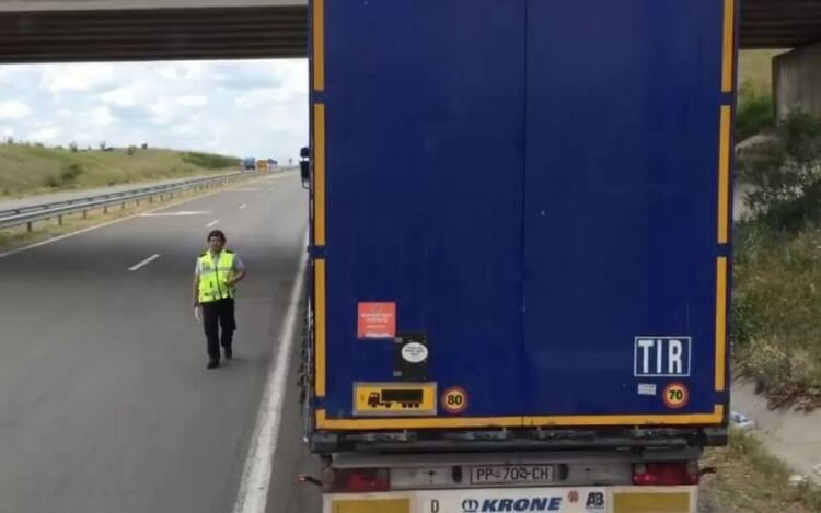 Кадър от клипа на турския тираджия, който засне как служител на ДАИ си иска пари