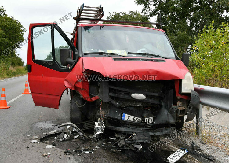 Двама пострадаха при челна катастрофа между Хасково и Узунджово
