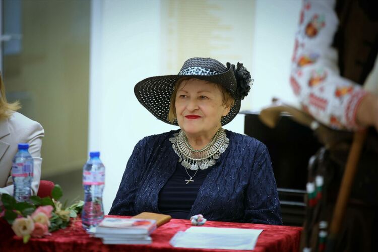 Синтез от поезия, музика и танци в творческата вечер на Мина Карагьозова