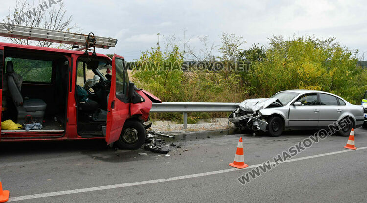 Двама пострадаха при челна катастрофа между Хасково и Узунджово