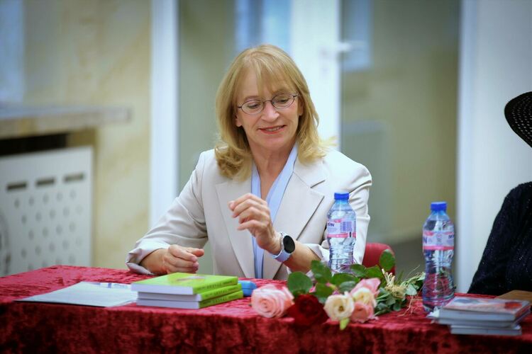 Синтез от поезия, музика и танци в творческата вечер на Мина Карагьозова