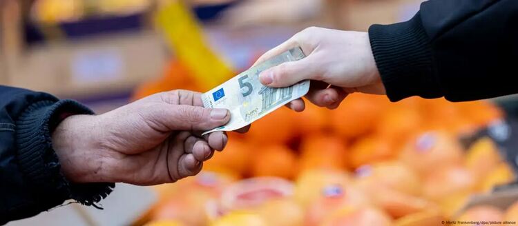 Мнозина не могат да се представят делника без пари в брой