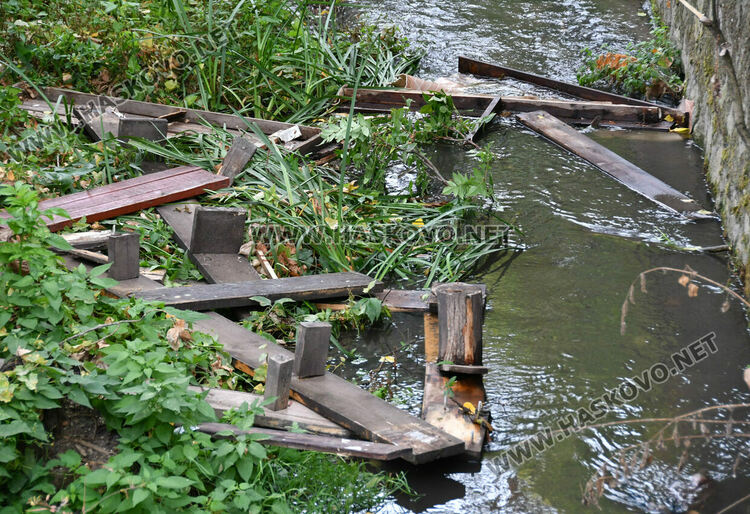 Хасковлии: За трета вечер потрошиха беседка в парк