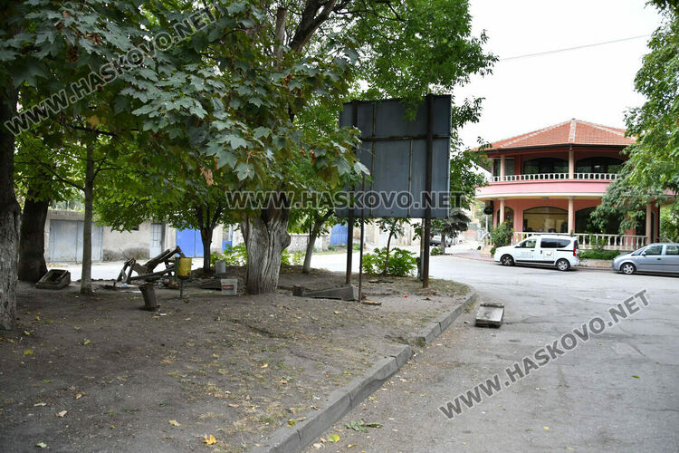 Хасковлии: За трета вечер потрошиха беседка в парк